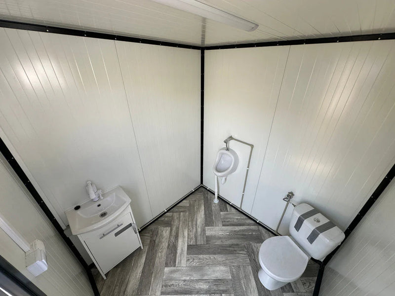 SANITÄRCONTAINER 2,00 x 2,00 M MIT TOILETTE UND URINAR