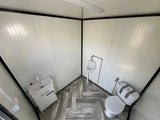SANITÄRCONTAINER 2,00 x 2,00 M MIT TOILETTE UND URINAR