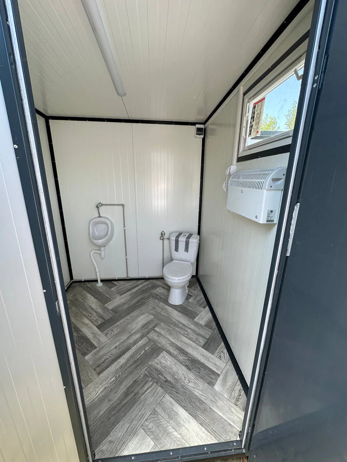 SANITÄRCONTAINER 2,00 x 2,00 M MIT TOILETTE UND URINAR
